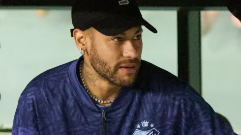 PR – CURITIBA – 16/03/2025 – AMISTOSO, CORITIBA X SANTOS – Neymar jogador do Santos durante entrada em campo partida amistosa contra o Coritiba no estadio Couto Pereira. Jogador nao foi relacionado para a partida, mas viajou com a delegacao para Curitiba. Foto: Robson Mafra/AGIF