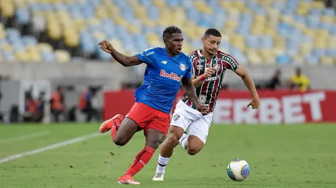 RJ – RIO DE JANEIRO – 13/04/2024 – BRASILEIRO A 2024, FLUMINENSE X BRAGANTINO – Andre jogador do Fluminense disputa lance com Mosquera jogador do Bragantino durante partida no estadio Maracana pelo campeonato Brasileiro A 2024. Foto: Thiago Ribeiro/AGIF