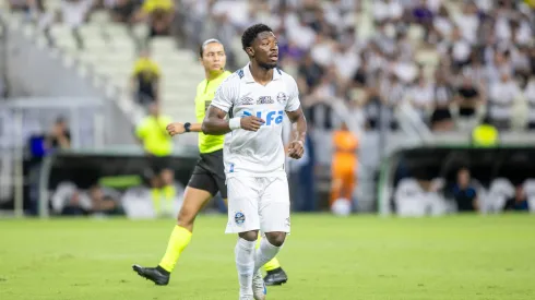 SP – FORTALEZA – 05/04/2025 – BRASILEIRO A 2025, CEARA X GREMIO – amuzu jogador do Gremio durante partida contra o Ceara no estadio Arena Castelao pelo campeonato Brasileiro A 2025. Foto: Baggio Rodrigues/AGIF