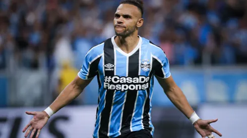 Braithwaite comemorando pelo Grêmio no Gauchão 2025 – Foto: Maxi Franzoi/AGIF