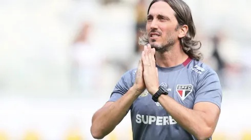 SP – BELO HORIZONTE – 06/04/2025 – BRASILEIRO A 2025, ATLETICO-MG X SAO PAULO – Luis Zubeldia tecnico do Sao Paulo durante partida contra o Atletico-MG no estadio Mineirao pelo campeonato Brasileiro A 2025. Foto: Gilson Lobo/AGIF