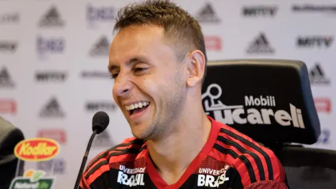 Rafinha em sua apresentação ao Flamengo, no CT Ninho do Urubu, em 2019.