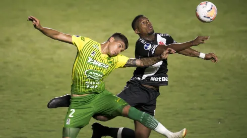 Ribamar, jogador do Vasco, disputa lance com Adonis Frías, do Defensa y Justicia, durante partida válida pela Copa Sul-Americana de 2020. Foto: Jorge Rodrigues/AGIF.