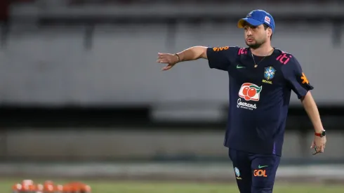 Arthur Elias treinando a Seleção Feminina. Foto: Marlon Costa/AGIF