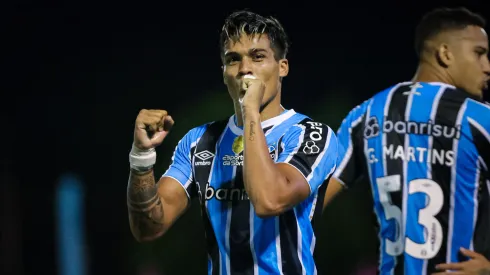 RS – NOVO HAMBURGO – 29/01/2025 – GAUCHO 2025, MONSOON X GREMIO – Matias Arezo jogador do Gremio comemora seu gol durante partida contra o Monsoon no estadio Do Vale pelo campeonato Gaucho 2025. Foto: Maxi Franzoi/AGIF