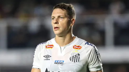 Julio Furch quer permanecer no Santos até o final do contrato, mesmo estando afastado