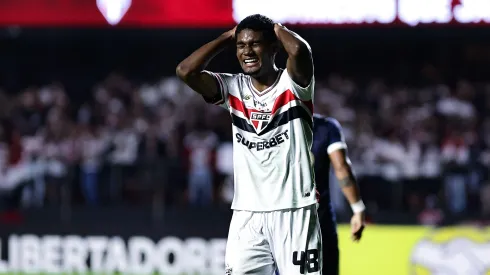 SP – SAO PAULO – 10/04/2025 – COPA LIBERTADORES 2025, SAO PAULO X ALIANZA LIMA – Lucas Ferreira jogador do Sao Paulo lamenta durante partida contra o Alianza Lima no estadio Morumbi pelo campeonato Copa Libertadores 2025. Foto: Fabio Giannelli/AGIF