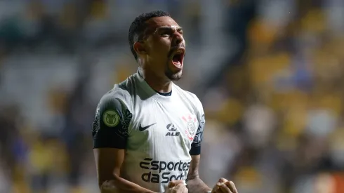 Matheuzinho jogador do Corinthians comemora durante partida contra o Criciúma no estádio Heriberto Hulse pelo campeonato Brasileiro A 2024. Foto: Leonardo Hubbe/AGIF