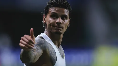 SP – SAO PAULO – 09/04/2025 – COPA LIBERTADORES 2025, PALMEIRAS X CERRO PORTENO – Richard Rios jogador do Palmeiras pede desculpas a torcida do Palmeiras apos partida contra o Cerro Porteno no estadio Arena Allianz Parque pelo campeonato Copa Libertadores 2025. Foto: Ettore Chiereguini/AGIF