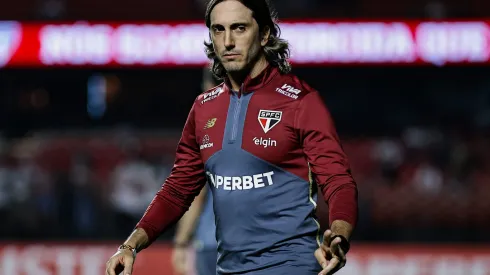 SP – SAO PAULO – 10/04/2025 – COPA LIBERTADORES 2025, SAO PAULO X ALIANZA LIMA – Luis Zubeldia tecnico do Sao Paulo antes da partida contra o Alianza Lima no estadio Morumbi pelo campeonato Copa Libertadores 2025. Foto: Fabio Giannelli/AGIF