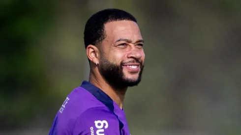 Memphis durante treino do Timão no Parque Ecológico