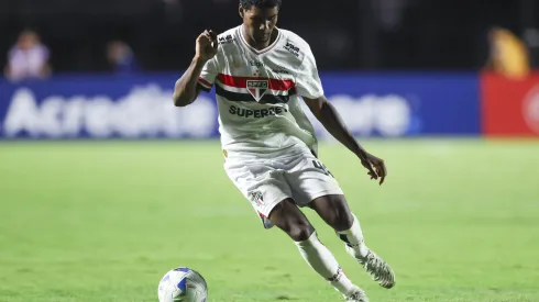 SAO PAULO, BRAZIL – APRIL 10: Lucas Ferreira of Sao Paulo controls the ball during a Copa CONMEBOL Libertadores 2025 match between Sao Paulo and Alianza Lima at MorumBIS on April 10, 2025 in Sao Paulo, Brazil. (Photo by Alexandre Schneider/Getty Images)