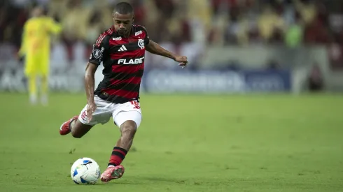 RJ – RIO DE JANEIRO – 09/04/2025 – COPA LIBERTADORES 2025, FLAMENGO X CORDOBA – De la Cruz jogador do Flamengo chuta para marcar seu gol durante partida contra o Cordoba no estadio Maracana pelo campeonato Copa Libertadores 2025. Foto: Jorge Rodrigues/AGIF