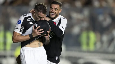Vegetti, jogador do Vasco, comemora seu gol com Coutinho. Foto: Jorge Rodrigues/AGIF