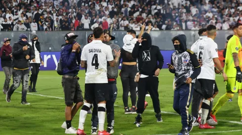 SANTIAGO, CHILE – APRIL 10: Fans enter the field as the match is suspended during the CONMEBOL Copa Libertadores group E match between Colo Colo and Fortaleza at Estadio Monumental David Arellano on April 10, 2025 in Santiago, Chile. According to Francisco Mores, Eastern Flagrancy Prosecutor, two people were killed in a stampede as a group of fans tried to force their way into Colo Colo's Monumental stadium in Santiago. (Photo by Marcelo Hernandez/Getty Images)