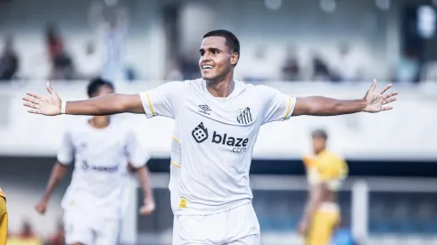 Enzo Monteiro jogador do Santos comemora seu gol durante partida contra o Nova Venécia no estádio Arena Inamar pelo campeonato Copa São Paulo 2024. Foto: Abner Dourado/AGIF