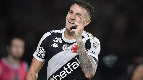 Vegetti, jogador do Vasco, comemora seu gol durante partida contra o Sport no estadio Sao Januario pelo campeonato Brasileiro A 2025. Foto: Thiago Ribeiro/AGIF