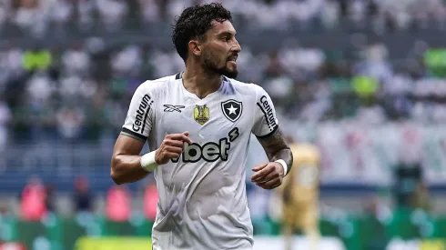 Alex Telles, jogador do Botafogo, durante partida contra o Palmeiras no estadio Arena Allianz Parque pelo campeonato Brasileiro A 2025. Foto: Fabio Giannelli/AGIF