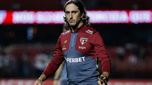 Luis Zubeldia, técnico do São Paulo, antes da partida contra o Alianza Lima no estadio Morumbi pelo campeonato Copa Libertadores 2025. Foto: Fabio Giannelli/AGIF