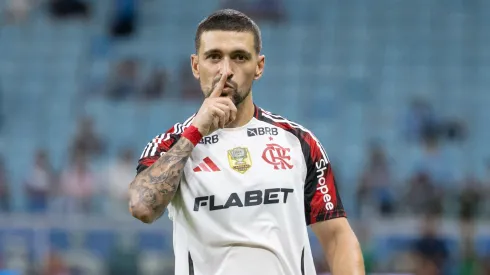 Arrascaeta comemorando pelo Flamengo contra o Grêmio – Foto: Liamara Polli/AGIF