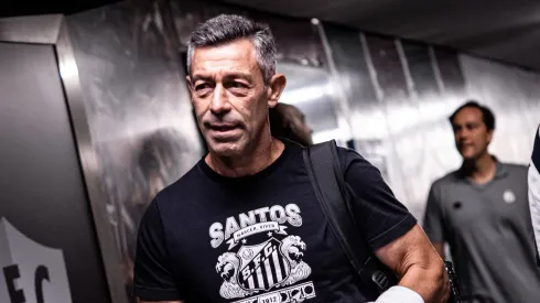 Pedro Caixinha vem tendo seu futuro questionado no Santos