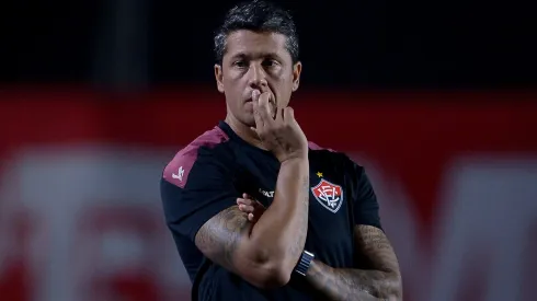 BA – SALVADOR – 05/03/2025 – COPA DO NORDESTE 2025, VITORIA X ALTOS – Thiago Carpini tecnico do Vitoria durante partida contra o Altos no estadio Barradao pelo campeonato Copa Do Nordeste 2025. Foto: Jhony Pinho/AGIF
