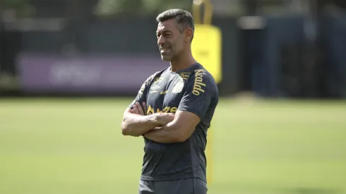 Pedro Caixinha técnico do Santos durante treino no Centro de Treinamento CT Rei Pele, nesta segunda feira (13). Foto: Reinaldo Campos/AGIF