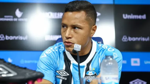 Marlon durante apresentação em seu novo clube. Foto: Lucas Uebel/Grêmio FBPA