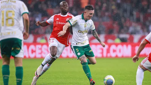 Valencia e Aníbal Moreno em campo durante último duelo entre Internacional x Palmeiras – Foto: Maxi Franzoi/AGIF