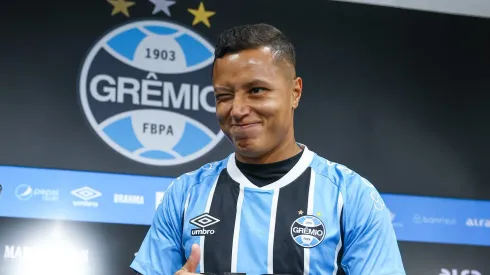 Marlon em apresentação no Grêmio