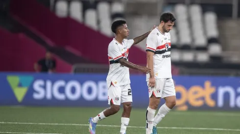 RJ – RIO DE JANEIRO – 16/04/2025 – BRASILEIRO A 2025, BOTAFOGO X SAO PAULO – Calleri jogador do Sao Paulo durante partida contra o Botafogo no estadio Engenhao pelo campeonato Brasileiro A 2025. Foto: Thiago Ribeiro/AGIF