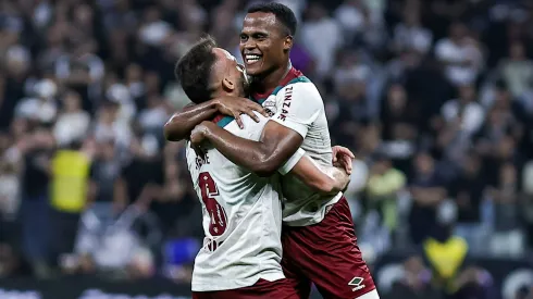 Renê jogador do Corinthians comemora seu gol com Arias jogador da sua equipe durante partida contra o Fluminense no estádio Arena Corinthians pelo campeonato Brasileiro A 2025.