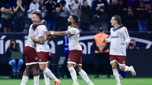 Renê jogador do Fluminense comemora seu gol com jogadores do seu time durante partida contra o Corinthians no estádio Arena Corinthians pelo campeonato Brasileiro A 2025. Foto: Marcello Zambrana/AGIF