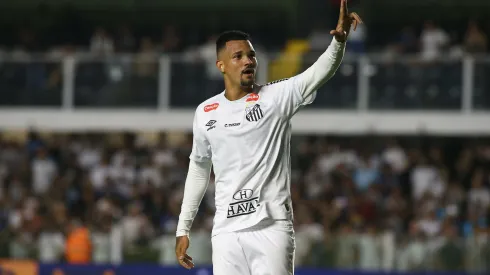  Ze Ivaldo] jogador do Santos comemora seu gol durante partida contra o Atlético-MG no estádio Vila Belmiro pelo campeonato Brasileiro A 2025. Foto: Mauricio De Souza/AGIF
