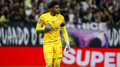 Hugo Souza jogador do Corinthians durante partida contra o Bahia no estádio Arena Corinthians pelo campeonato Brasileiro A 2024. Foto: Marco Miatelo/AGIF