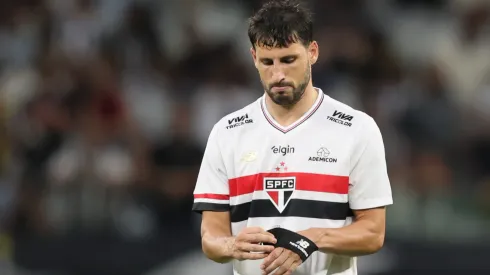 SP – BELO HORIZONTE – 06/04/2025 – BRASILEIRO A 2025, ATLETICO-MG X SAO PAULO – Calleri jogador do Sao Paulo lamenta expulsao durante partida contra o Atletico-MG no estadio Mineirao pelo campeonato Brasileiro A 2025. Foto: Gilson Lobo/AGIF