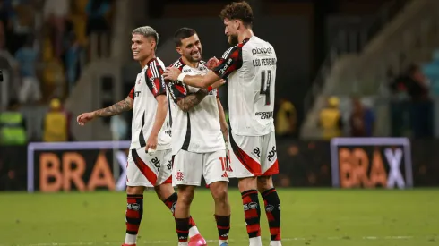 Jogadores do Flamengo comemoram vitória ao final da partida contra o Grêmio no estádio Arena do Grêmio pelo campeonato Brasileiro A 2025. Foto: Maxi Franzoi/AGIF