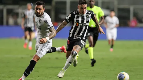 MG – BELO HORIZONTE – 20/11/2024 – BRASILEIRO A 2024, ATLETICO-MG X BOTAFOGO – Saravia jogador do Atletico-MG disputa lance com Alex Telles jogador do Botafogo durante partida no estadio Independencia pelo campeonato Brasileiro A 2024. Foto: Gilson Lobo/AGIF