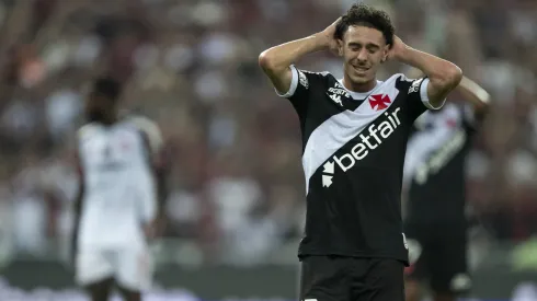 Nuno Moreira em ação pelo Vasco no Clássico dos Milhões – Foto: Jorge Rodrigues/AGIF