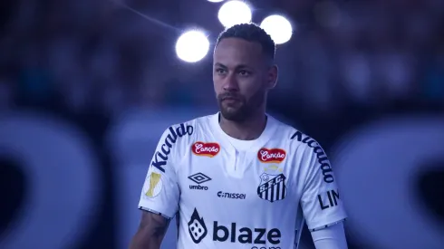 SP – SANTOS – 05/02/2025 – PAULISTA 2025, SANTOS X BOTAFOGO-SP – Neymar Jr. jogador do Santos durante execucao do hino nacional antes da partida contra o Botafogo-SP no estadio Vila Belmiro pelo campeonato Paulista 2025. Foto: Reinaldo Campos/AGIF