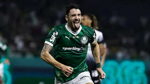 SP – BARUERI – 12/04/2025 – BRASILEIRO A 2025, PALMEIRAS X CORINTHIANS – Joaquin Piquerez jogador do Palmeiras comemora seu gol durante partida contra o Corinthians no estadio Arena Barueri pelo campeonato Brasileiro A 2025. Foto: Fabio Giannelli/AGIF