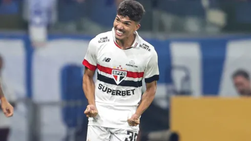 MG – BELO HORIZONTE – 15/09/2024 – BRASILEIRO A 2024, CRUZEIRO X SAO PAULO – William Gomes jogador do Sao Paulo comemora seu gol durante partida contra o Cruzeiro no estadio Mineirao pelo campeonato Brasileiro A 2024. Foto: Gilson Lobo/AGIF