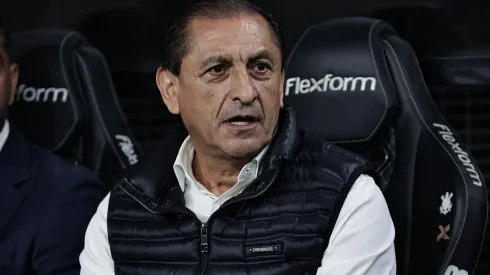 Ramon Diaz, ex-técnico do Corinthians, durante partida contra o Fluminense no estadio Arena Corinthians pelo campeonato Brasileiro A 2025.