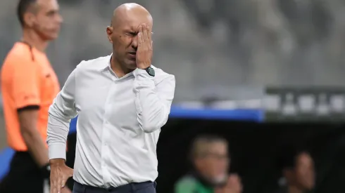 Leonardo Jardim acompanhando equipe do Cruzeiro – Foto: Gilson Lobo/AGIF