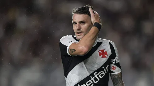 Vegetti, jogador do Vasco, durante partida contra o Santos, pelo Campeonato Brasileiro. Foto: Thiago Ribeiro/AGIF.