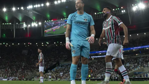 Fábio goleiro do Fluminense e Freytes jogador da sua equipe durante partida contra o Vitoria no estádio Maracanã pelo campeonato Brasileiro A 2025. Foto: Jorge Rodrigues/AGIF
