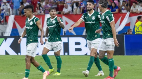 Facundo Torres jogador do Palmeiras comemora seu gol durante partida contra o Fortaleza no estádio Arena Castelão pelo campeonato Brasileiro A 2025. Foto: Lucas Emanuel/AGIF