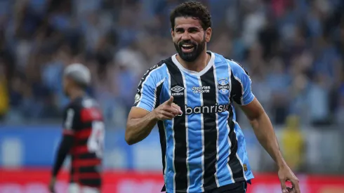 RS – PORTO ALEGRE – 22/09/2024 – BRASILEIRO A 2024, GREMIO X FLAMENGO – Diego Costa jogador do Gremio comemora seu gol durante partida contra o Flamengo no estadio Arena do Gremio pelo campeonato Brasileiro A 2024. Foto: Maxi Franzoi/AGIF