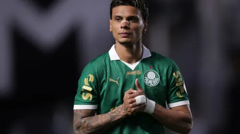 Richard Ríos jogador do Palmeiras comemora seu gol durante partida contra o Santos no estádio Vila Belmiro pelo campeonato Paulista 2025. Foto: Marcello Zambrana/AGIF