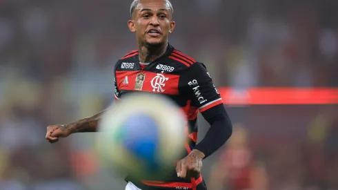 RIO DE JANEIRO, BRAZIL – NOVEMBER 13: Wesley of Flamengo controls the ball during the match between Flamengo and Atletico Mineiro as part of Brasileirao 2024 at Maracana Stadium on November 13, 2024 in Rio de Janeiro, Brazil. (Photo by Buda Mendes/Getty Images)